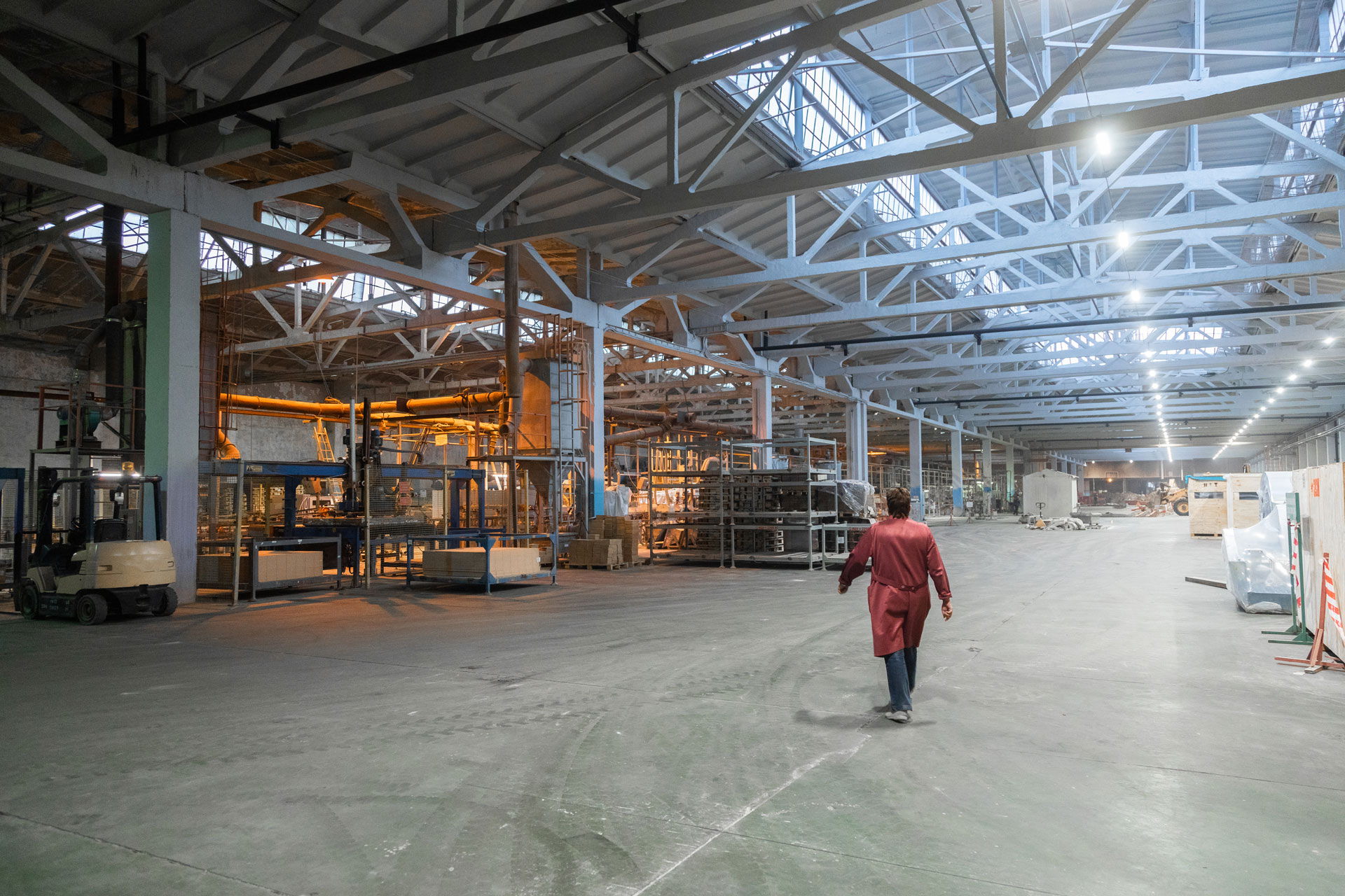 Brandvermeidung durch Absenkung des Sauerstoff-Gehalts Arbeiter in großer Produktionshalle