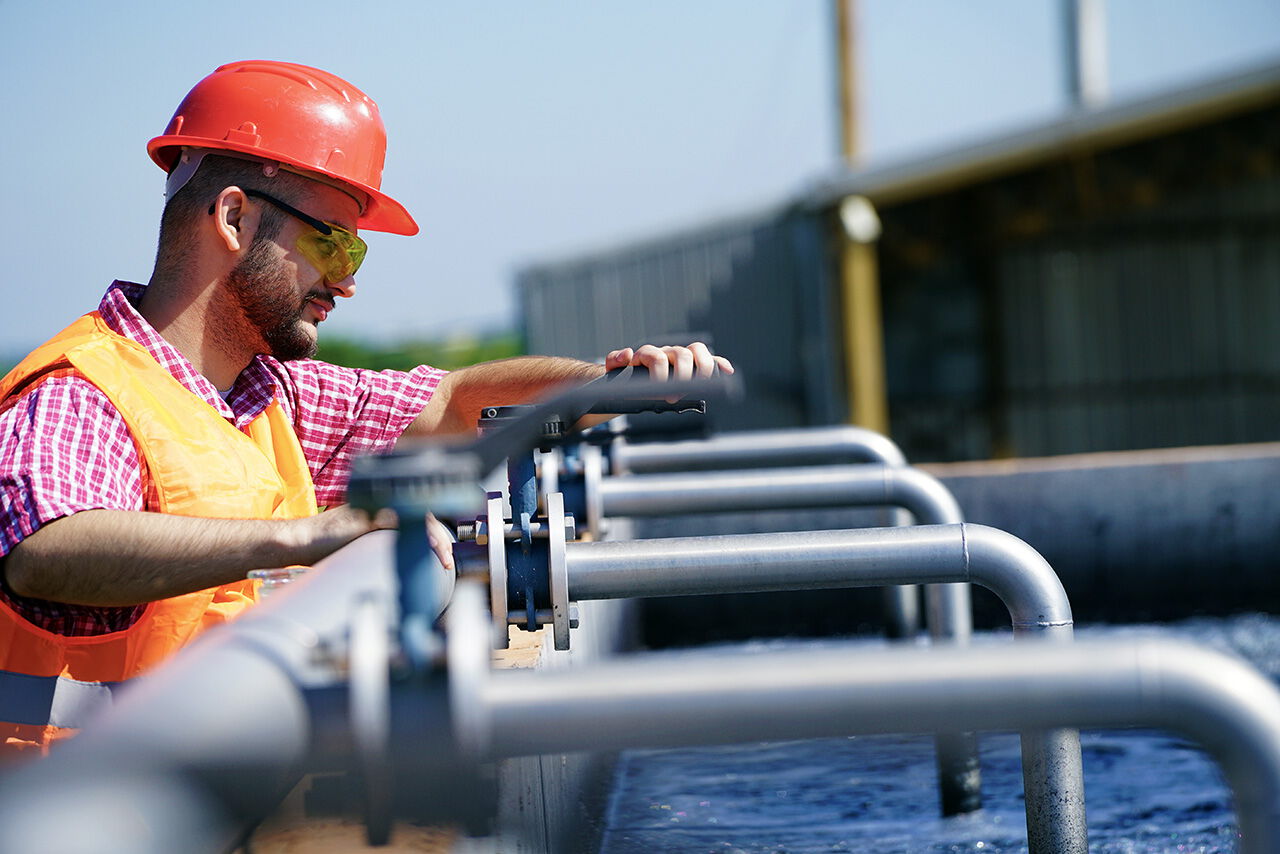 Höhere Besatzdichten und schnelleres Wachstum Ingenieur kontrolliert die Wasserqualität, ein belüftetes Belebtschlammbecken in einer Abwasseraufbereitungsanlage